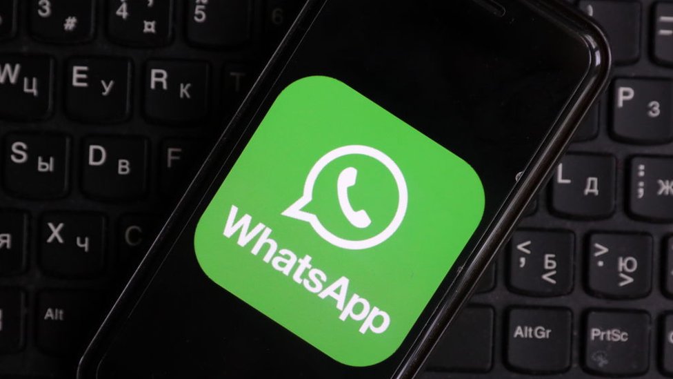 На этой фотографии изображен логотип приложения WhatsApp, запущенного на мобильном телефоне