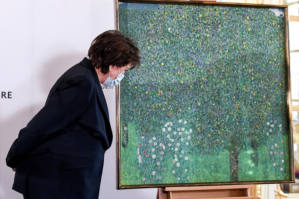 Ministra da Cultura, Roselyne Bachelot ao lado do quadro de Klimt