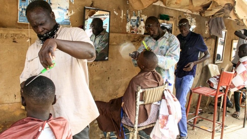 Мужчины стригутся в парикмахерской в ??центре суданской столицы Хартума 22 августа 2019 года