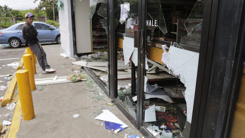 Un comercio con el cristal roto en Nicaragua