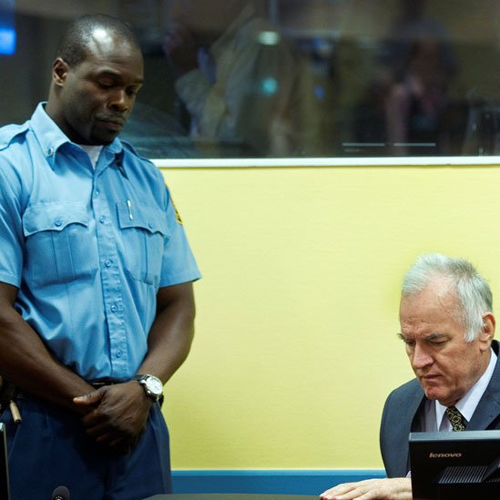 La salud delicada de Mladic, de 74 años, obligaron a retrasar en muchas ocasiones las audiencias del juicio en La Haya. Ratko Mladic durante una audiencia en el La Haya
