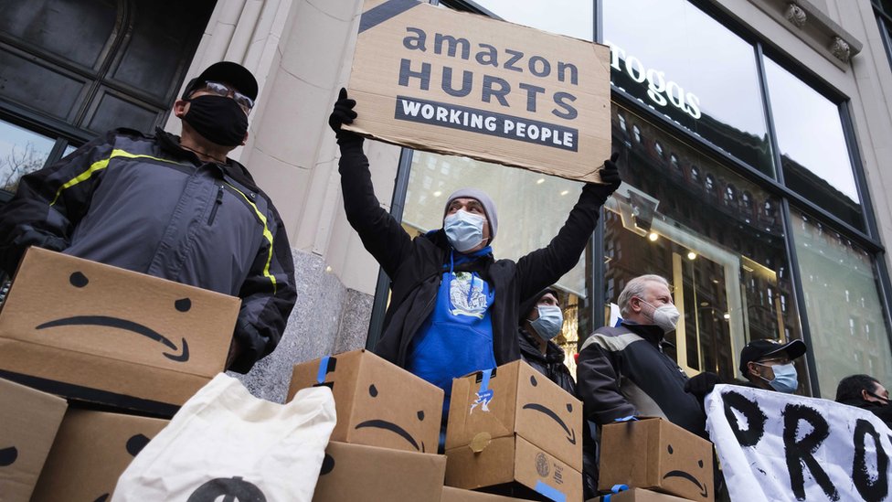 Люди собираются у здания, где генеральный директор Amazon Джефф Безос владеет квартирой, в знак протеста против обращения компании со своими работниками в Нью-Йорке, Нью-Йорк, США, 2 декабря 2020 г.