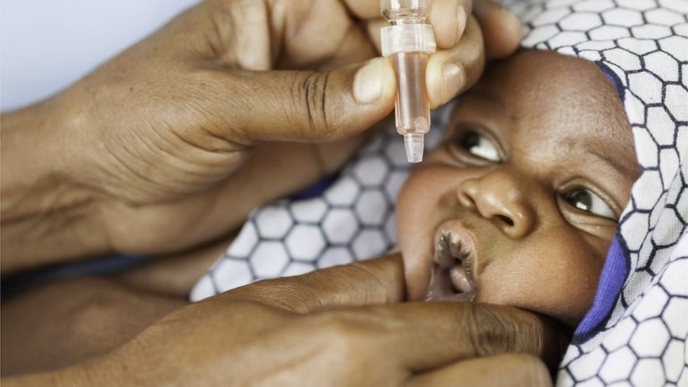 Африканский ребенок, получающий вакцину