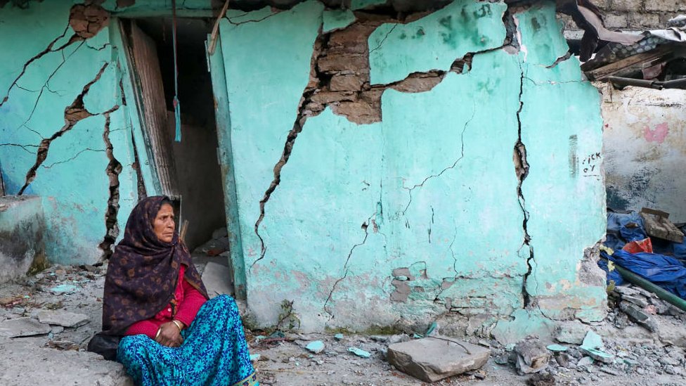 Žena ispred oštećene kuće u mestu Josimat u Kamoli distriktu indijske savezne države Utarakand