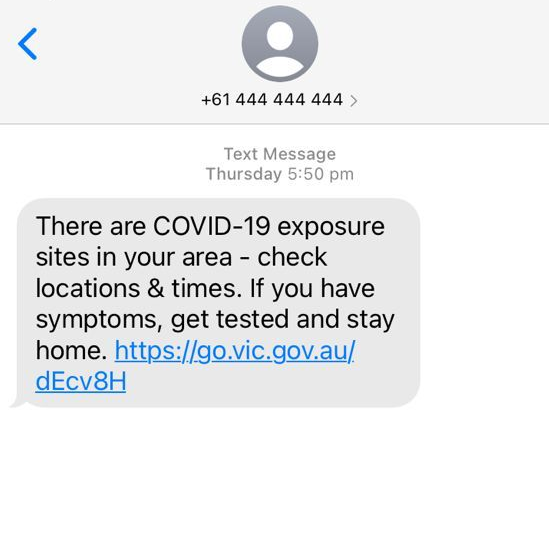 Mensagem de texto alerta sobre casos de covid na área e pede que pessoa verifique locais e horários em que pessoas que testaram positivo estiveram nas redondezas