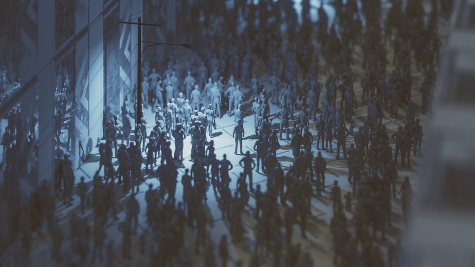 Imagen figurativa de una multitud en un entorno urbano