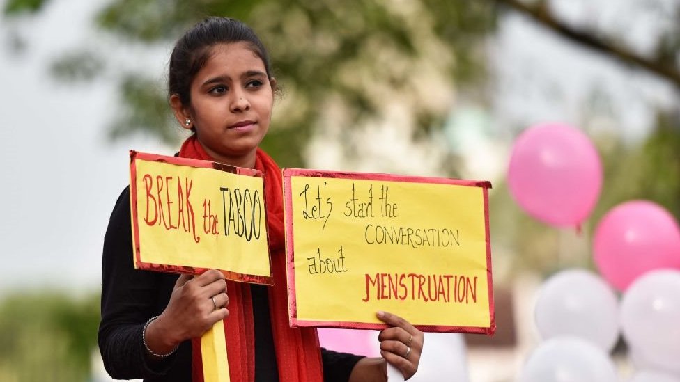 تلميذة تشارك في مسيرة لليوم العالمي للطمث في نيودلهي، الهند 28 مايو/أيار