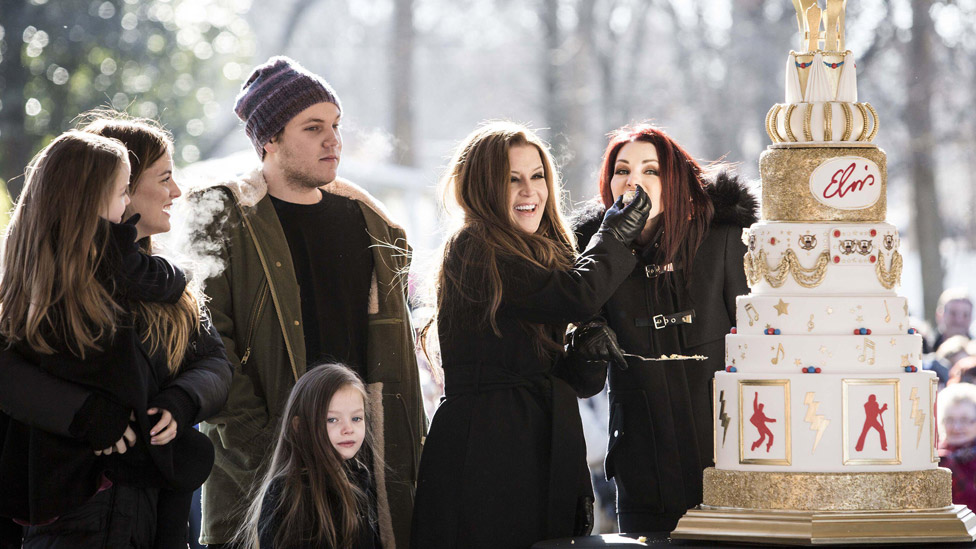 Los hijos de Lisa Marie Presley observan como le da un trozo de pastel de cumpleaños a su madre, Priscilla Presley, durante la celebración del 80 cumpleaños de Elvis Presley el 8 de enero de 2015.
