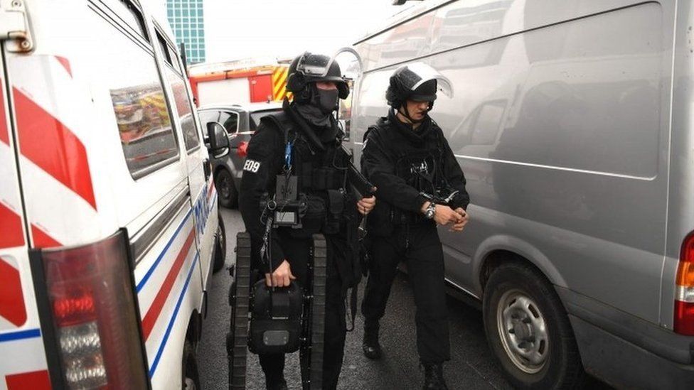 Полиция проверяет аэропорт на наличие взрывчатки