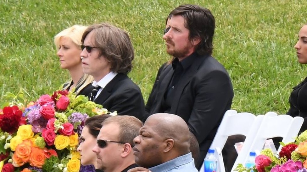 El actor Christian Bale también rindió tributo al vocalista de Soundgarden. Christian Bale