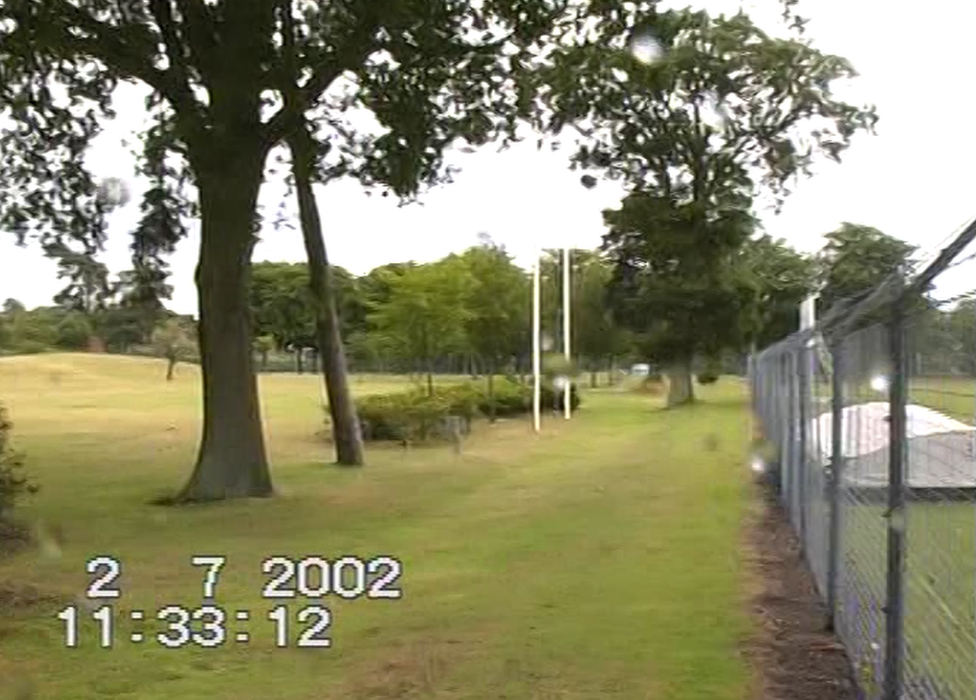 Фотография, сделанная в 2002 году, показывает вид вдоль линии забора по периметру в сторону дерева, под которым был найден Джефф