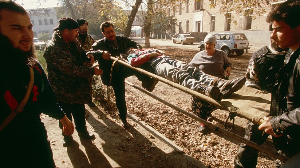 Civil herido durante bombardeos rusos en la guerra de Chechenia.