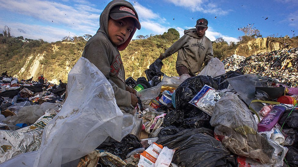 Niños buscando comida en la basura en Guatemala.