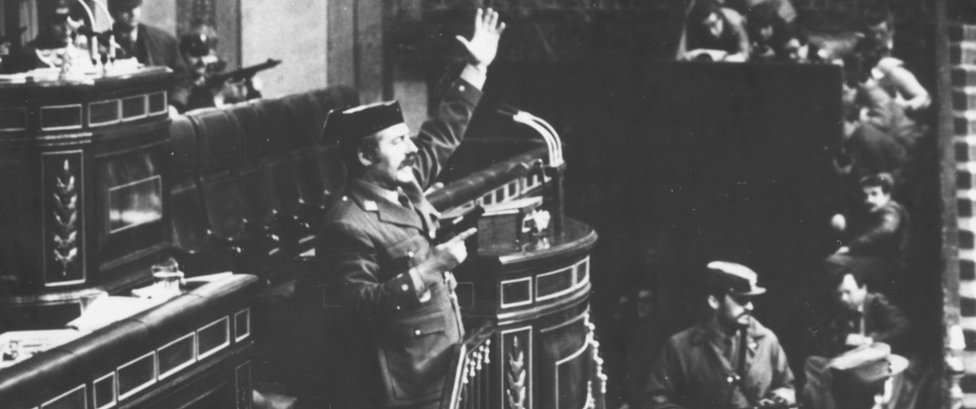Полковник Антонио Техеро, размахивая пистолетом, пытается захватить власть в испанском парламенте в результате государственного переворота (февраль 1981 г.)