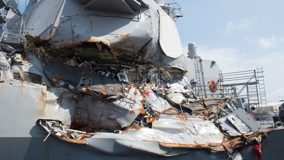 Detructor USS Fitzgerald siendo reparado