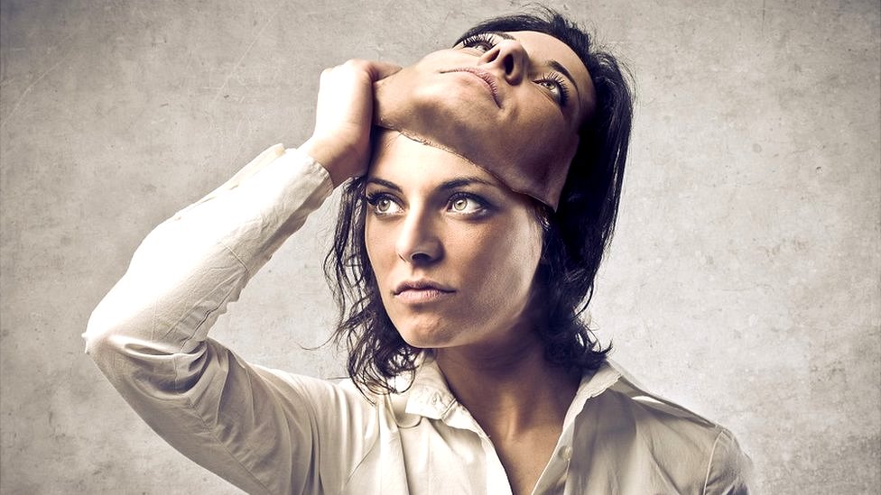 Según la encuesta, un 50% de la población cree que esquizofrenia significa desdoblamiento de la personalidad. Una mujer se quita una careta.