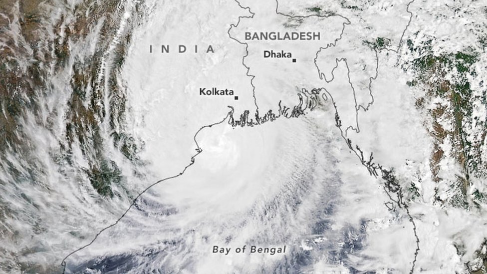 Imagen satelital de Amphan compartida por la NASA.