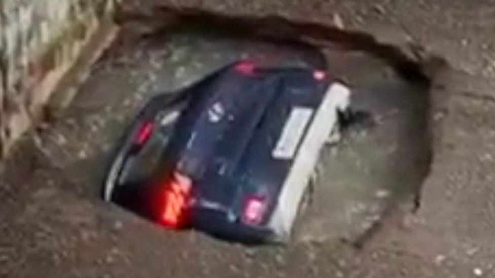 Car unexpectedly disappears into disused well in Mumbai