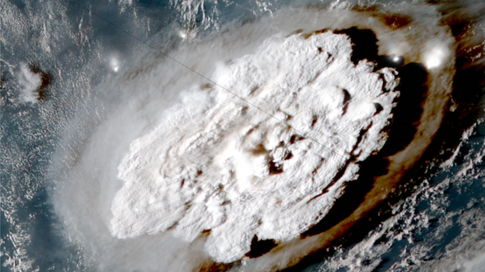 Una captura de pantalla de imágenes satelitales que muestran el momento en que la primera explosión atravesó la superficie del mar.