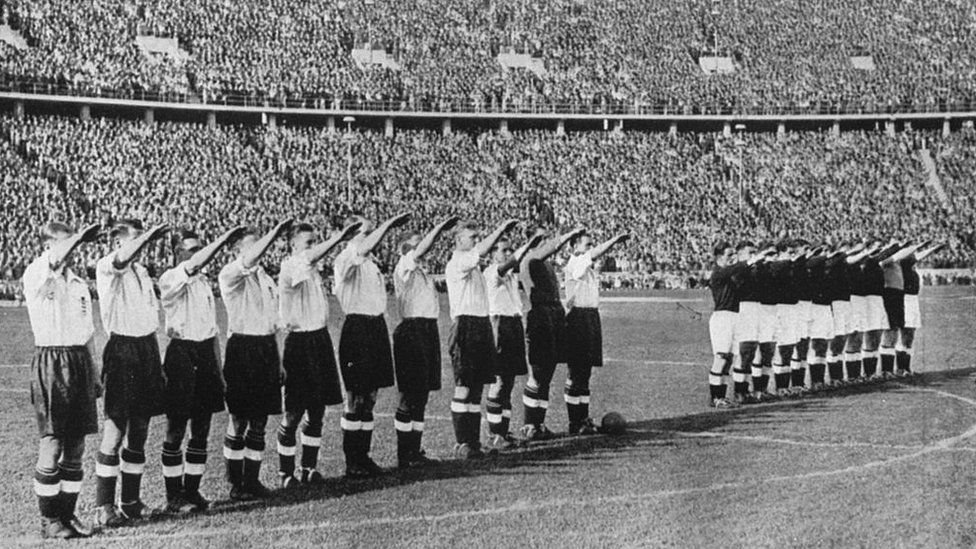 La selección de Inglaterra, vestida de blanco, haciendo el saludo nazi en Berlín en 1938.