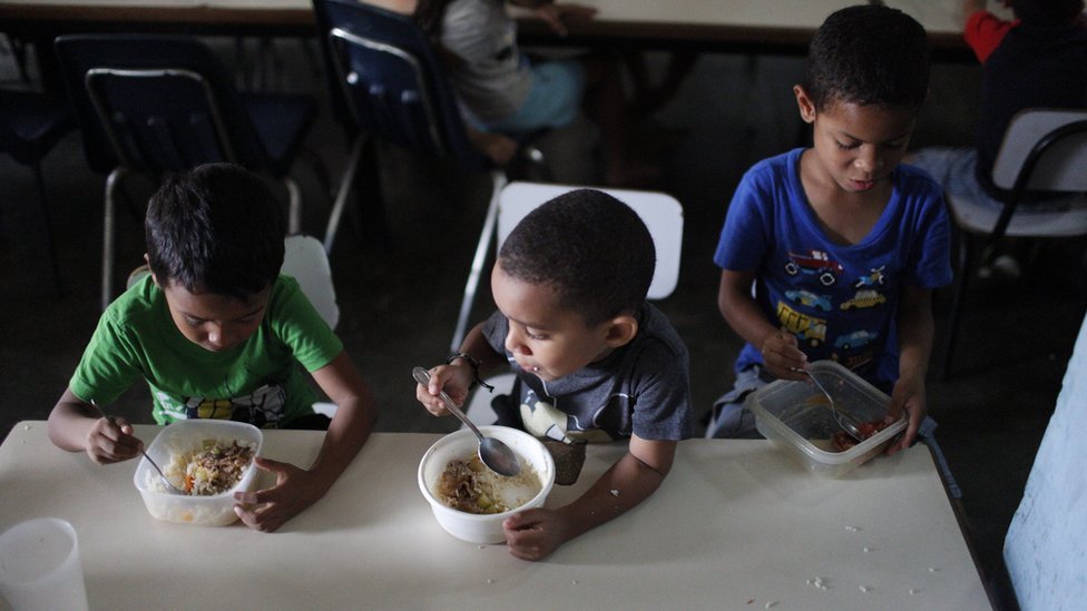 Cocuklar Venezuela'daki ortak mutfaklardan birinde 9 Ocak tarihinde ogle yemegi yiyorlar