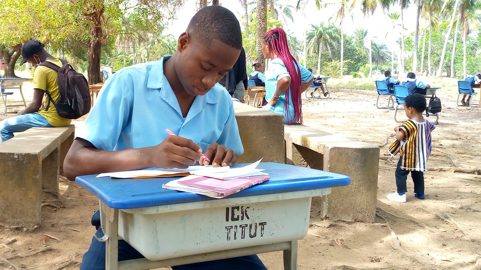 Emmanuel Tuloe estudiando al aire libre en el Instituto Ricks