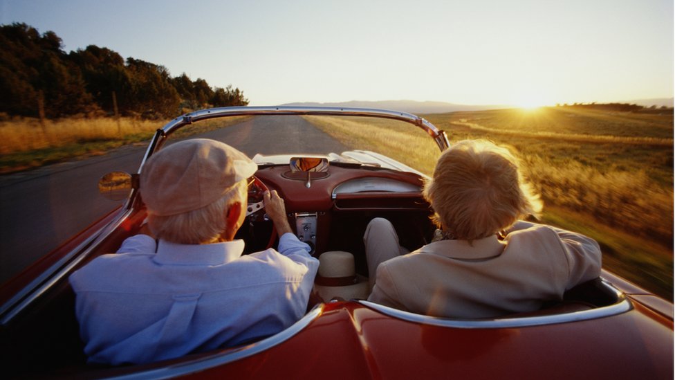 Ancianos en un coche