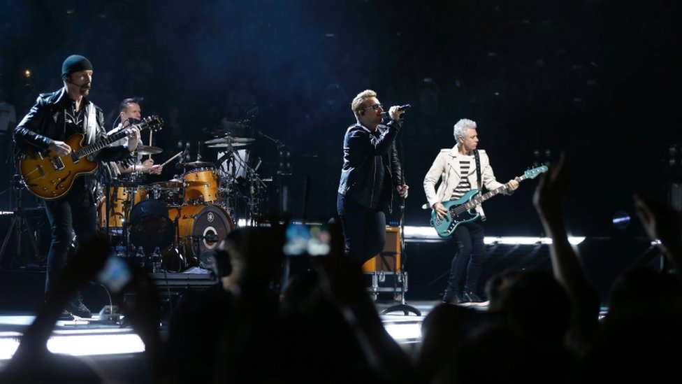 U2 на сцене AccorHotels Arena, Париж, 6 декабря 2015 г.