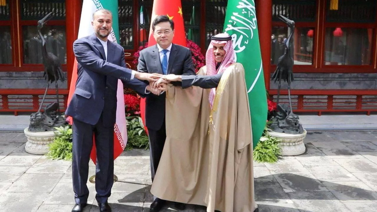 لقاء تاريخي يجمع وزيري خارجية السعودية وإيران في الصين