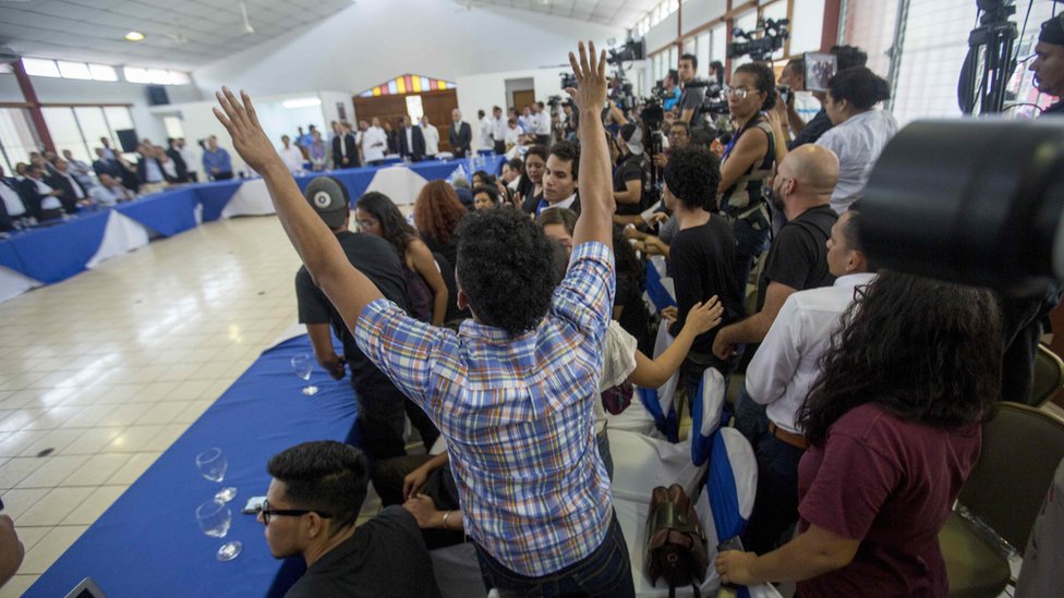 Студенты кричат: «Они были студентами, а не преступниками» во время начала национальных переговоров в Манагуа, Никарагуа, 16 мая 2018 г.