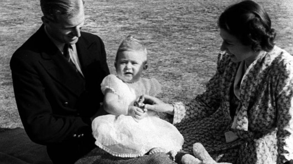 Маленький принц Чарльз с родителями, герцогом Эдинбургским и королевой