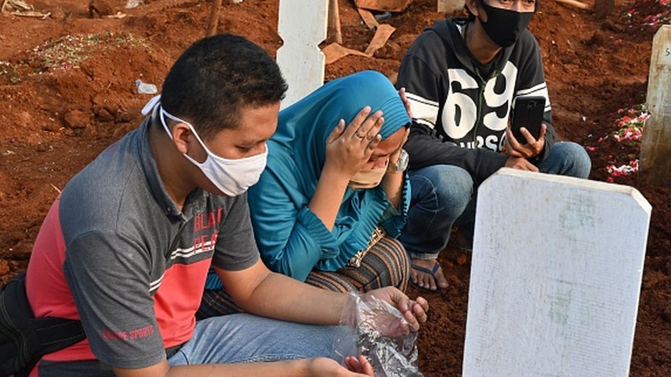 印尼雅加達某墓園內數名家屬為感染新冠病毒去世的親屬禱告（10/8/2020）