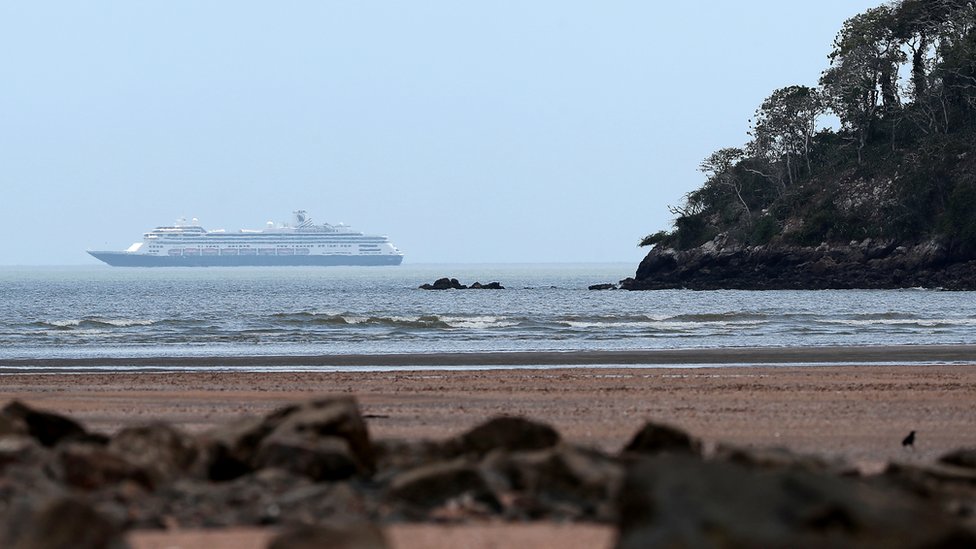 Круизный лайнер MS Zaandam изображен на фоне продолжающейся вспышки коронавируса в Панама-Сити, 28 марта 2020 г.