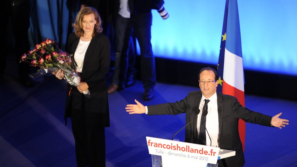 Франсуа Олланд празднует президентскую победу 6 мая 2012 года вместе с Валери Триервейлер