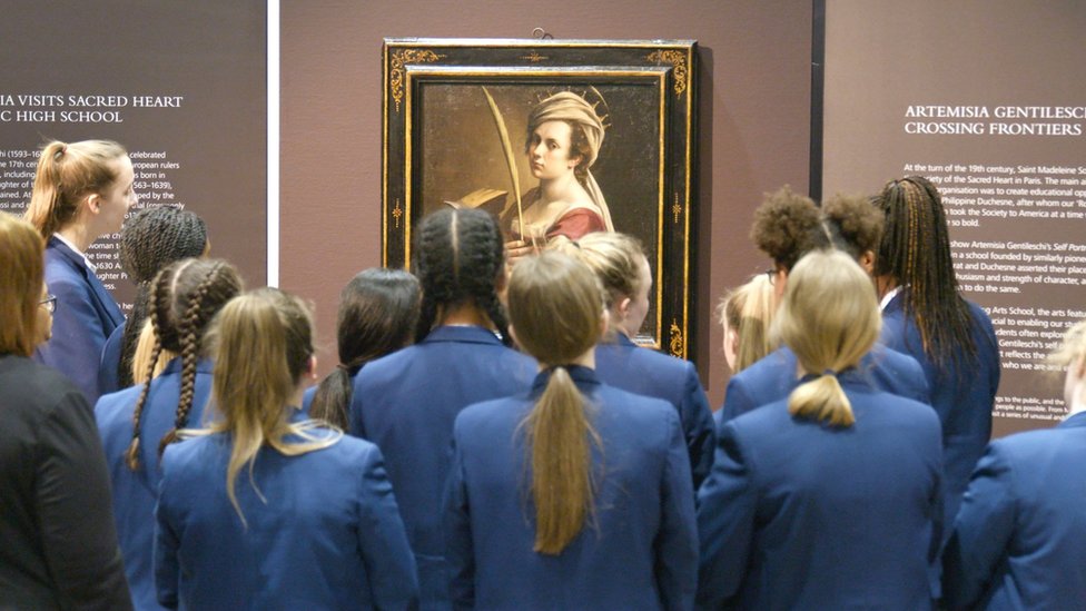 Студенты Sacred Heart смотрят на автопортрет Артемизии Джентилески