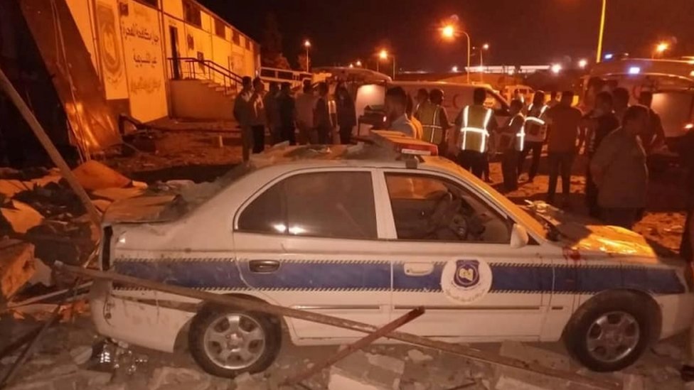 Escombros y un auto de la policía con daños tras el ataque aéreo en el este de Trípoli.