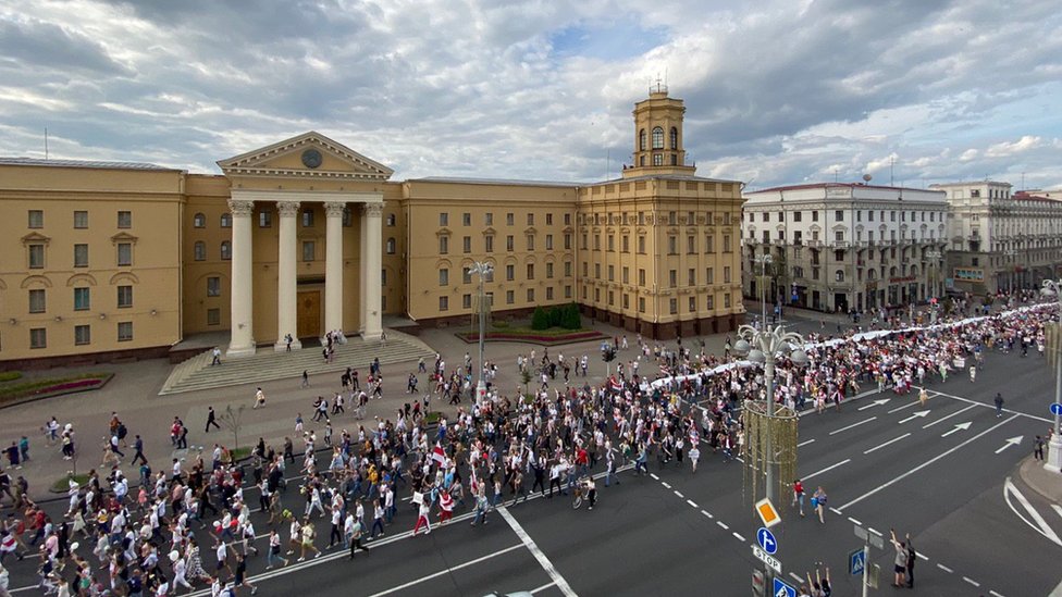 Протестующие устроили большие марши в нескольких городах, в том числе в центре столицы Минска