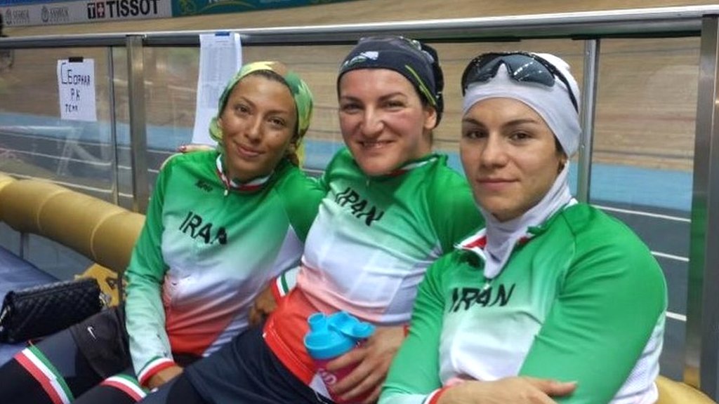 Ishbel, İranlı kadınlar bisiklet takımından arkadaşları ile birlikte