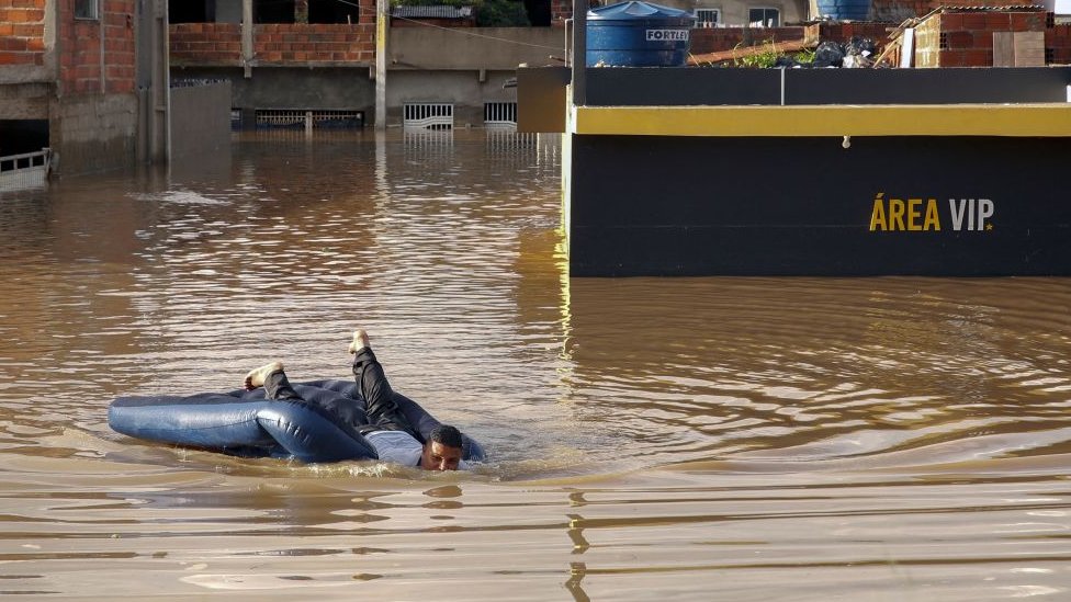 Un hombre transita en una balsa por una zona inundada del norte de Brasil