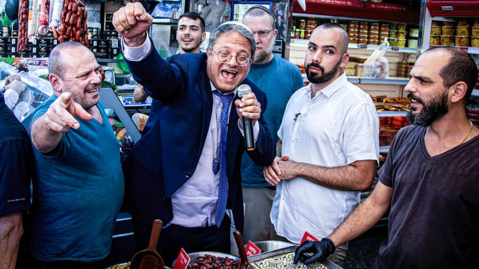Itamar Ben-Gvir, lÃÆÃÂ­der del partido ultranacionalista OtsmÃÆÃÂ¡ Yehudit, haciendo campaÃÆÃÂ±a para las elecciones en un mercado de alimentos.