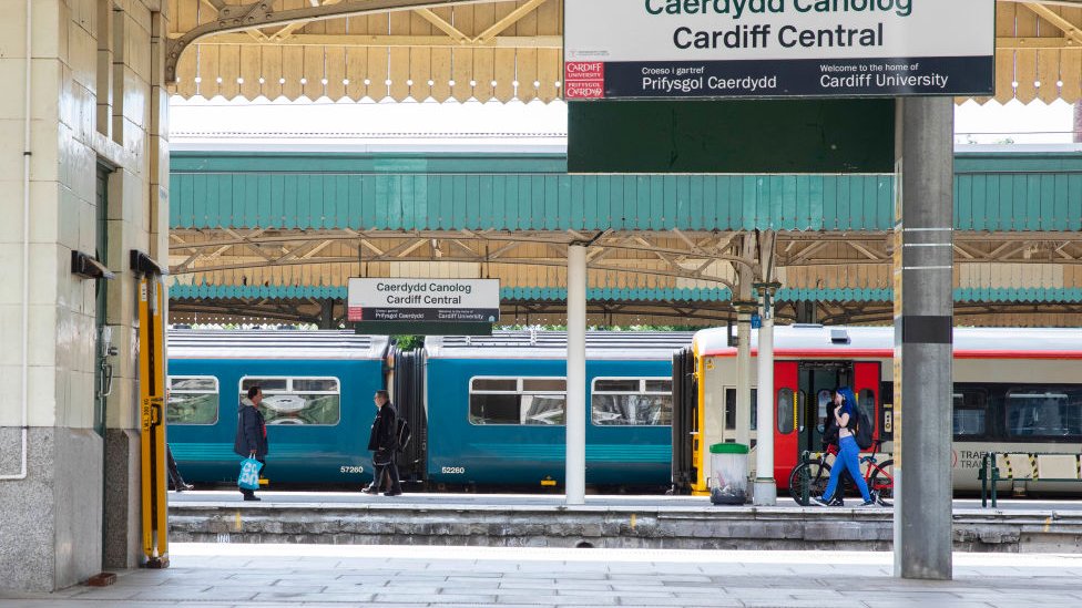 Очень мало пассажиров в Cardiff Central