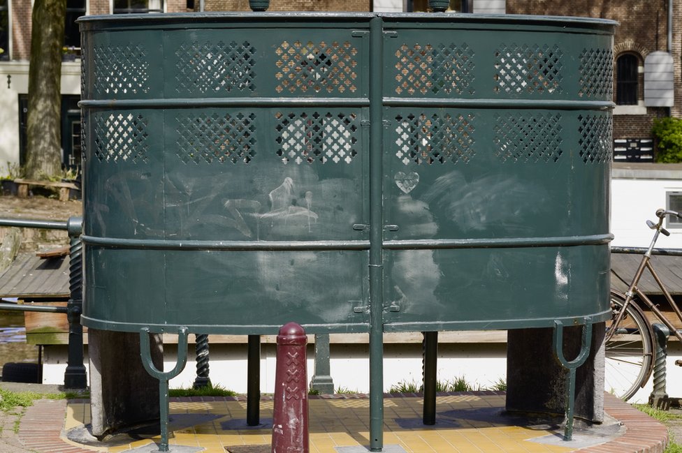 A Geerte Piening un juez le dijo que debió haber utilizado un urinario para hombres. Un urinario antiguo de hombres en Ámsterdam.
