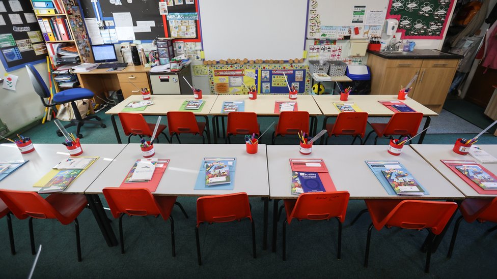 Ученики в первый день своего возвращения в школу в начальной школе Чарльза Диккенса в Лондоне