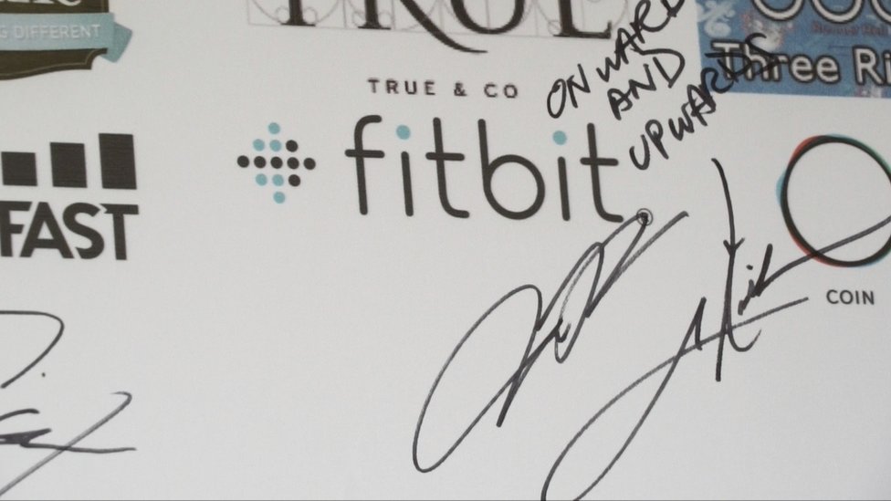 Сообщение на логотипе Fitbit