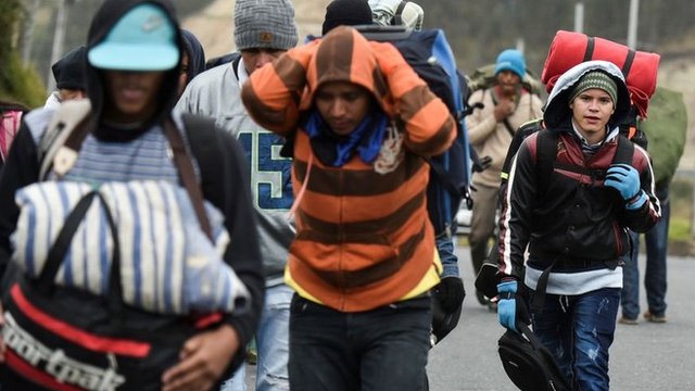 Miles de migrantes venezolanos recorren a pie cada día la carretera panamericana en su ruta hacia el exilio.