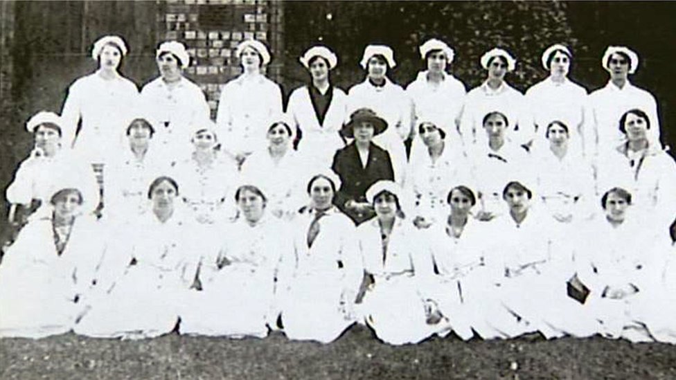 Дороти Пуллинджер (в центре черного цвета) с некоторыми из ее фабричных рабочих