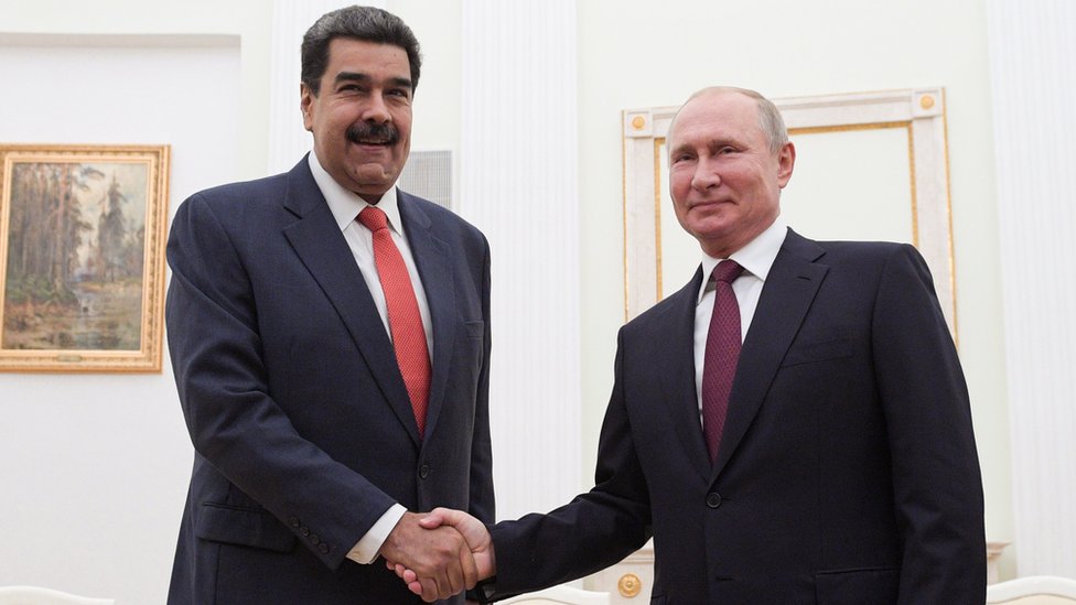 Президент России Владимир Путин (справа) и президент Венесуэлы Николас Мадуро (слева) пожимают друг другу руки во время встречи в Кремле