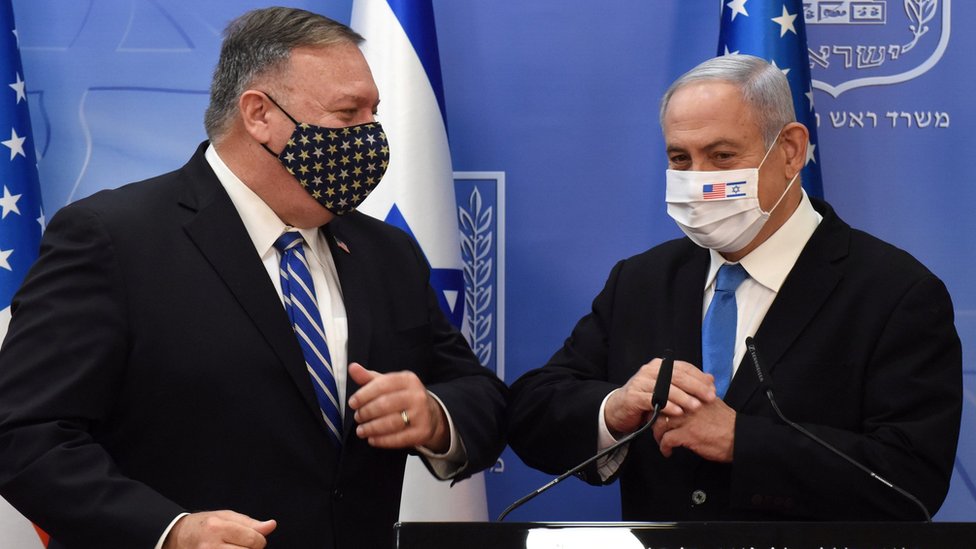 Госсекретарь США Майк Помпео толкается локтями премьер-министру Израиля Биньямину Нетаньяху в Иерусалиме (24 августа 2020 г.)