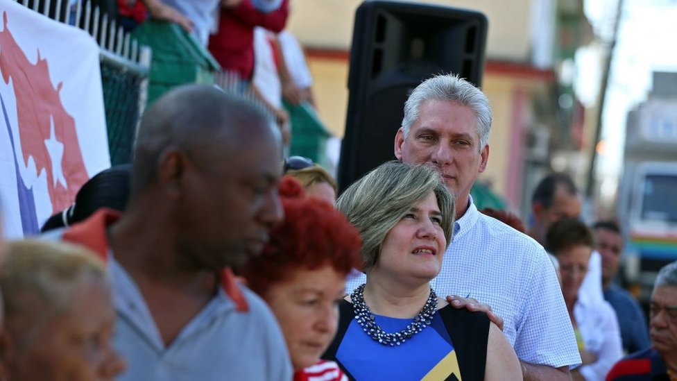 Díaz-Canel y su esposa, antes de votar en la provincia de Villa Clara.