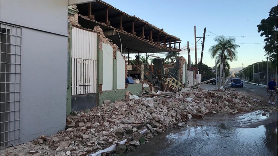Una tienda destruida por el terremoto en Guanica